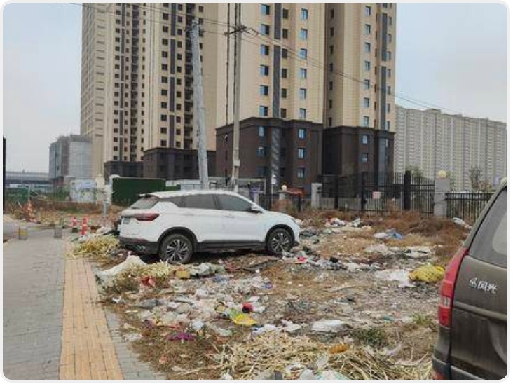小8跑街|阿房路有一段人行道成“露天垃圾场”