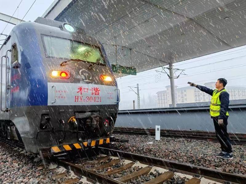 包西线、浩吉线普降大雪 延安机务段积极应对