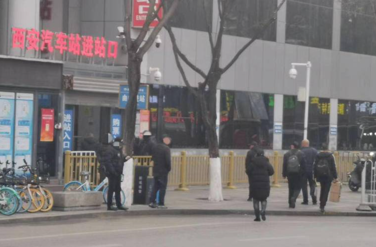 “车托”在陕西省西安汽车站外拉客 每拉一名索10元“人头费”