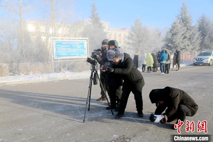 12月13日，“中国最冷小镇”最低气温降至-45.1℃，摄影爱好者争相拍摄冰雪美景。冯宏伟 摄