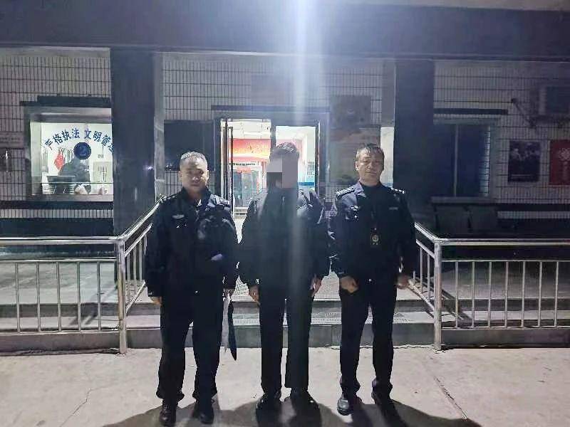 飞机上抽电子烟触发烟雾报警器 两男子均被拘留5日