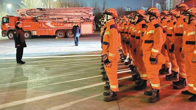 西安消防紧急集结待命 随时准备驰援地震灾区