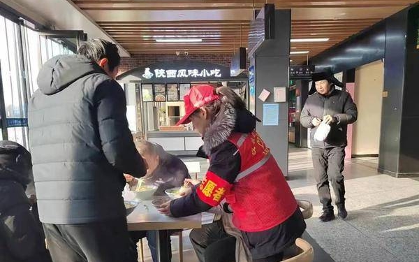陕西多个高速服务区为地震救援人员提供免费餐饮等保障服务
