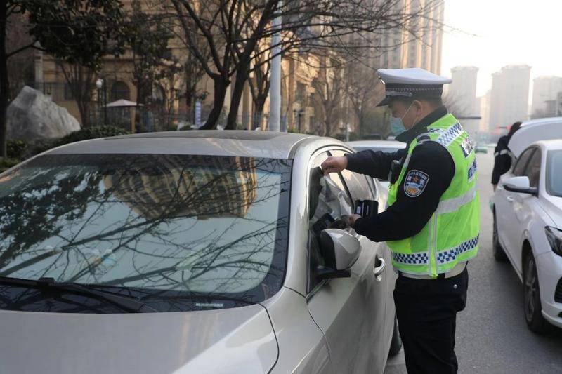 针对18条重点路段3个乱停车区域 高新交警将严查机动车违法停车