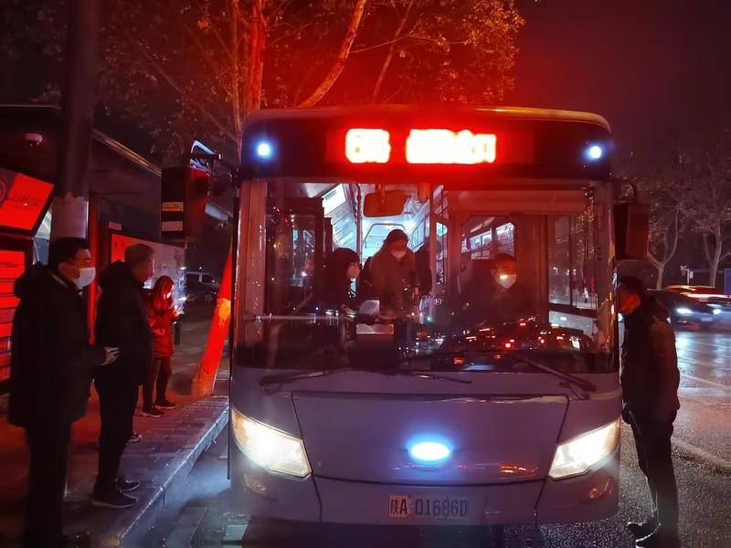 单双号限行首日 西安公交增加500辆公交车