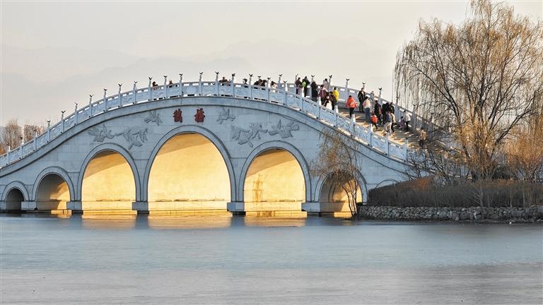 2023年12月30日,游客在西安市昆明池·七夕公园游览. 许奥博摄