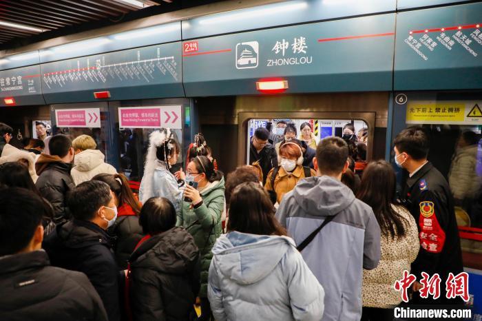 元旦假期西安地铁平安运送乘客达1728.1万人次。 西安市轨道交通集团供图