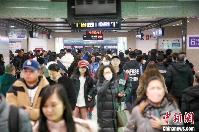 图为元旦假期民众乘坐西安地铁出行。 西安市轨道交通集团供图