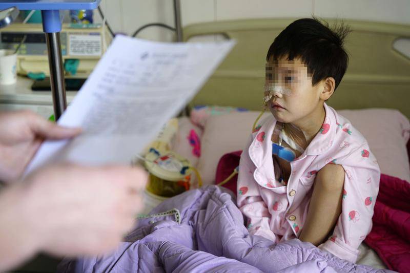 帮帮这个家庭！甘肃5岁女孩患恶性肿瘤来西安治病 又出现肠瘘脾梗死