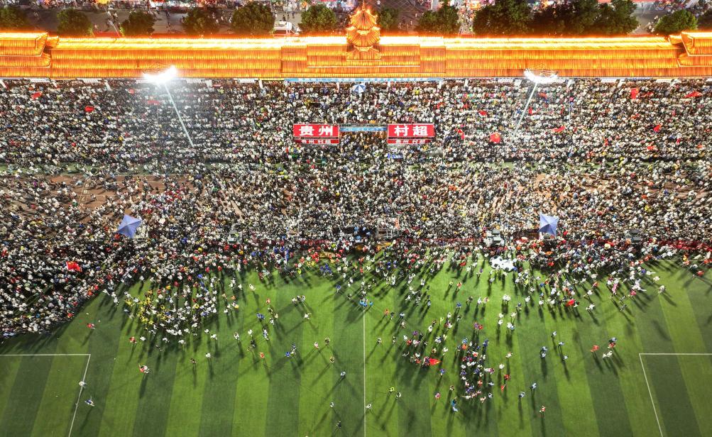 2023年7月29日，贵州榕江（三宝侗寨）和美乡村足球超级联赛迎来年度总决赛，观众在比赛结束后涌入赛场（无人机照片）。新华社记者 欧东衢 摄
