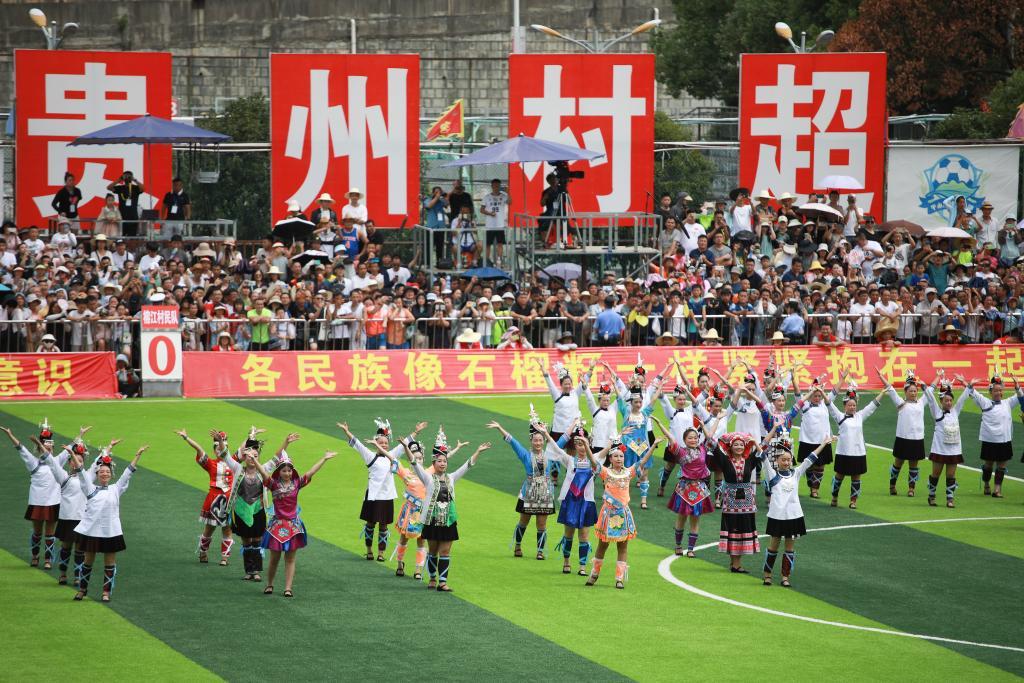 观众在贵州省榕江县村超现场观赛（2023年8月13日摄）。新华社记者 刘续 摄