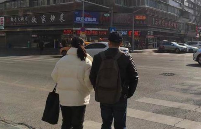 小8跑街丨东新街与尚俭路交汇口能否加装行人过街信号灯