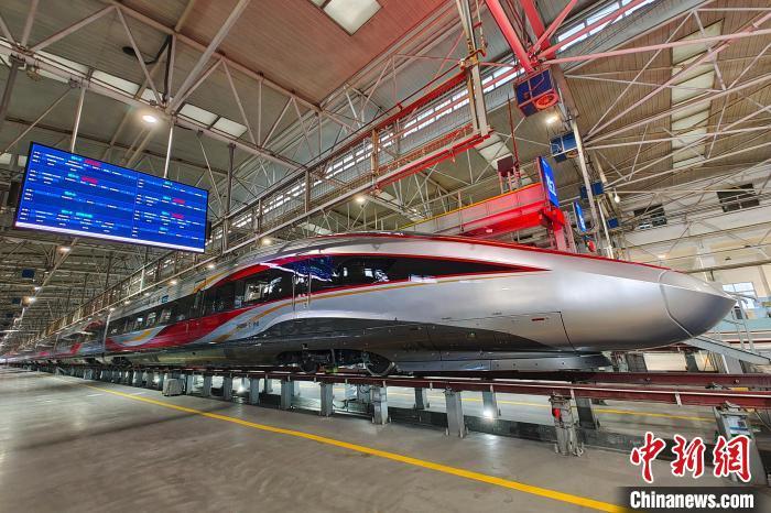 1月6日，一列CR400BF-Z型智能复兴号动车组驶入中国铁路西安局集团有限公司西安动车段郑西检查库。唐振江 摄