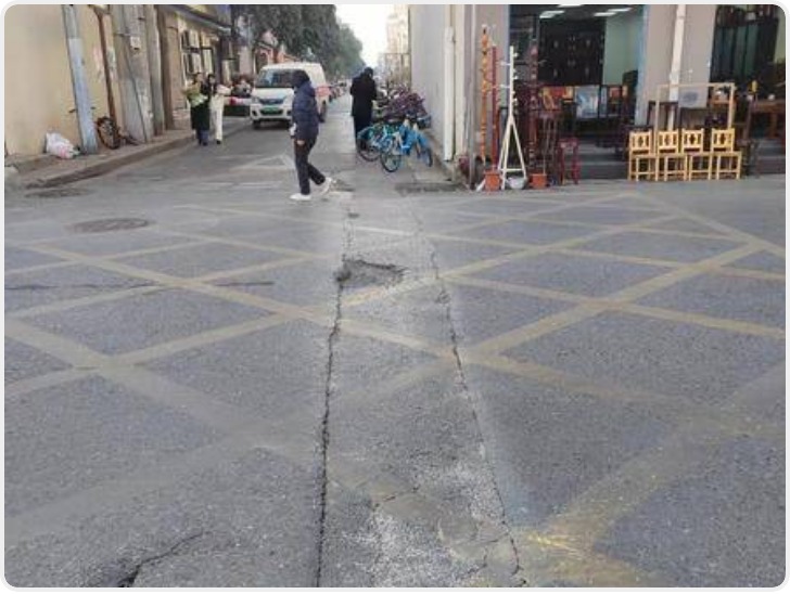 小8跑街|光大路这处坑洼越来越深 车辆通行太危险