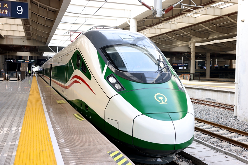 陕西首趟CR200J1—C型“复兴号”动力集中型动车组列车开行