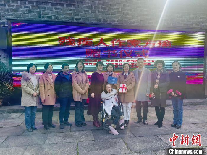 华商头条|用脚趾“写诗”20多年 浙江姑娘绽放“力量之花”