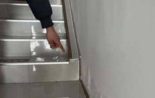 商铺储藏室地面渗水严重影响生意 物业称会积极寻找原因