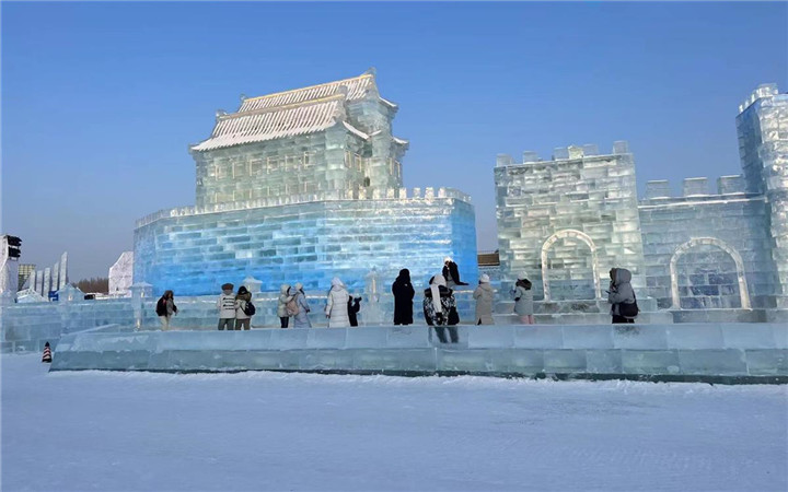 哈尔滨24小时的“冰”与“火”