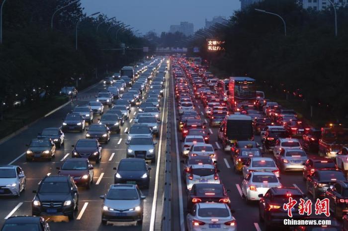 资料图：汽车在城市环路上行驶。