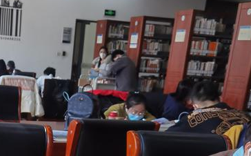 40岁失业女子躲进图书馆:历经3次裁员 被裁前月薪2万5