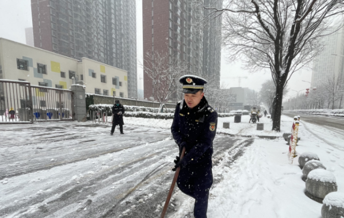 西安主城区突降大雪 曲江新区派专人前往学校清理积雪