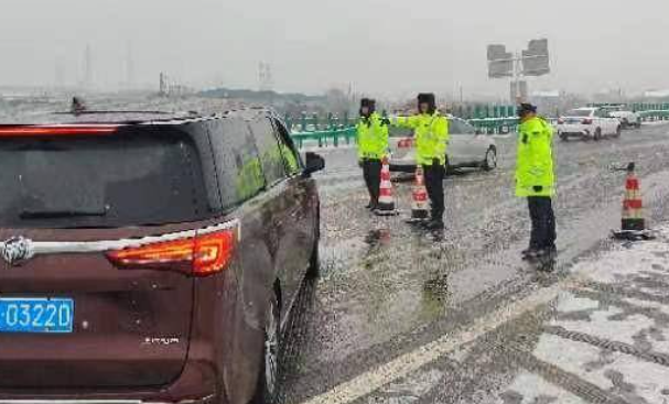 应对降雪天气 西安交警出动警力3400余人次保障交通秩序