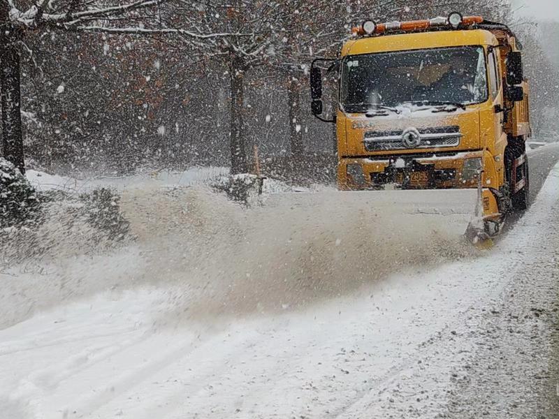 除雪车正在清理积雪。