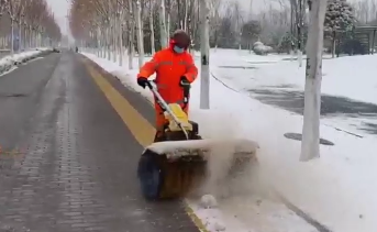 西安迎来大雪道路积雪 小型除雪设备手推式扫雪机安排上