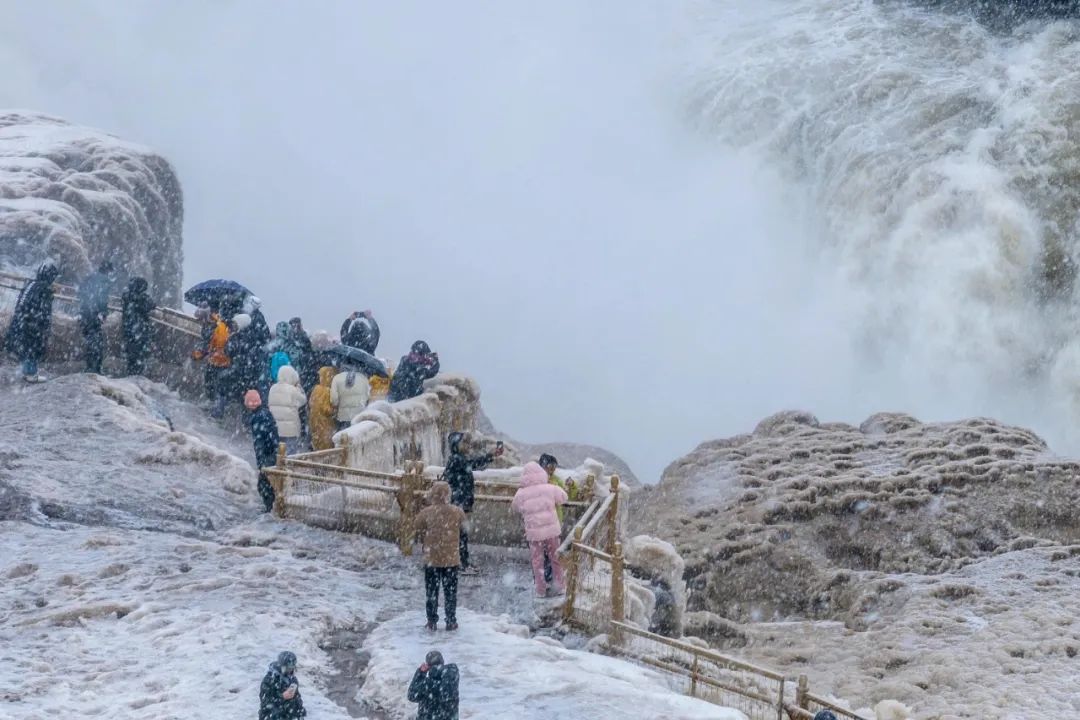 受集中强降雪影响 黄河壶口瀑布旅游区16日临时闭园
