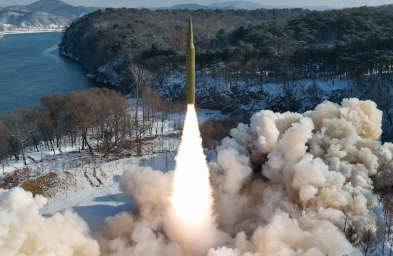 朝鲜首次试射新型中远程高超声速导弹 半岛导弹攻防升级