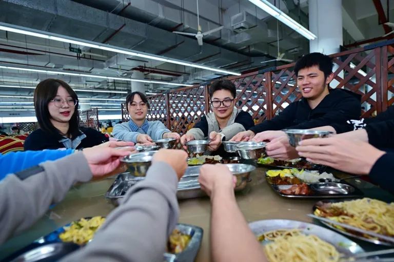 “腾班”学生用乌骨鸡汤干杯。