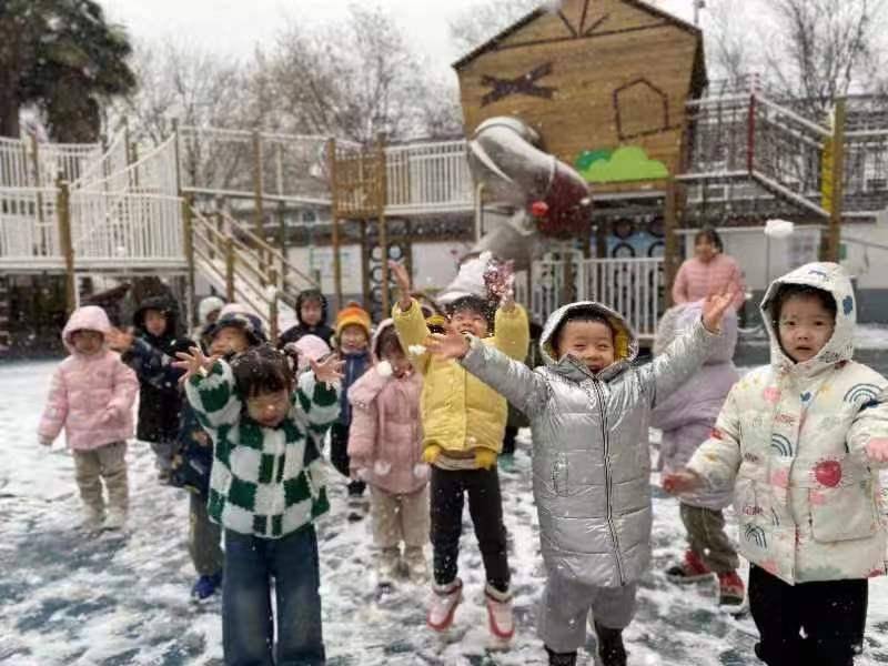 与冰雪邂逅  孩子们与快乐相伴