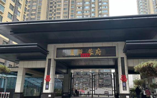 一两个月没清运 建筑垃圾在小区里面形成“垃圾山”