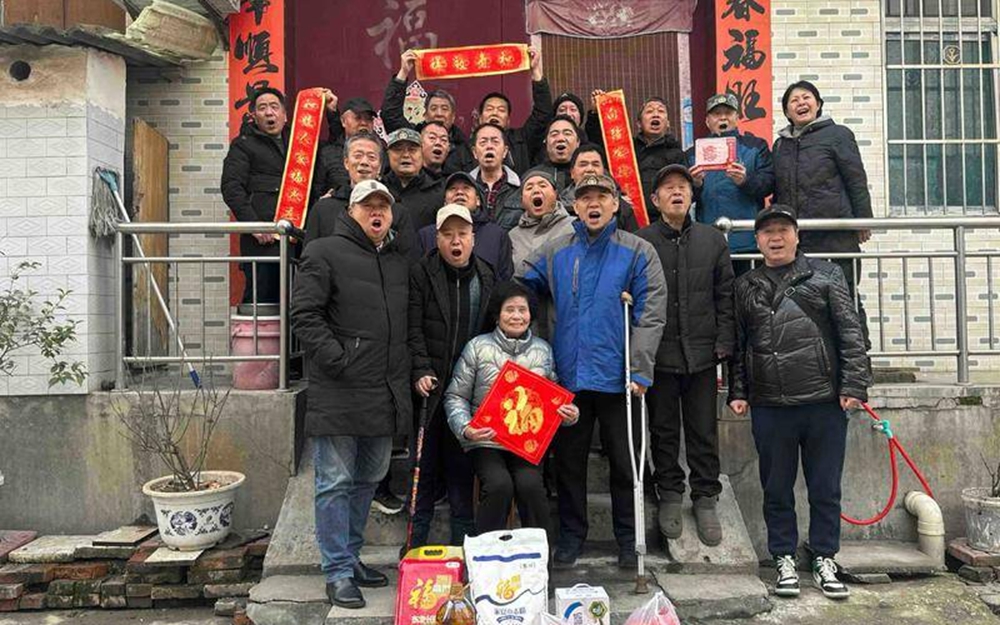 陕西退伍老兵自发探望烈士家属 “已持续近20年，想替战友尽孝”