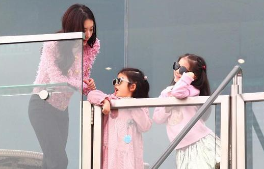华商头条|郭富城全家现身马场 俩女儿正面照罕见曝光