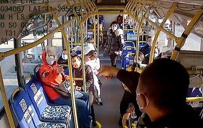 残疾老人与公交司机争吵猝死在车内 司机半小时后打120