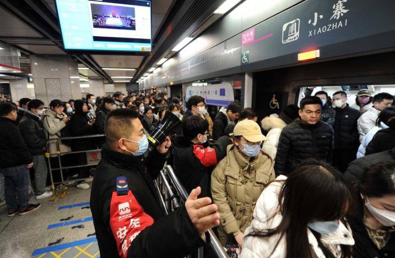 【步伐·新春走基层系列报道之一直在路上】西安地铁最忙站务员：人海中的“水手”