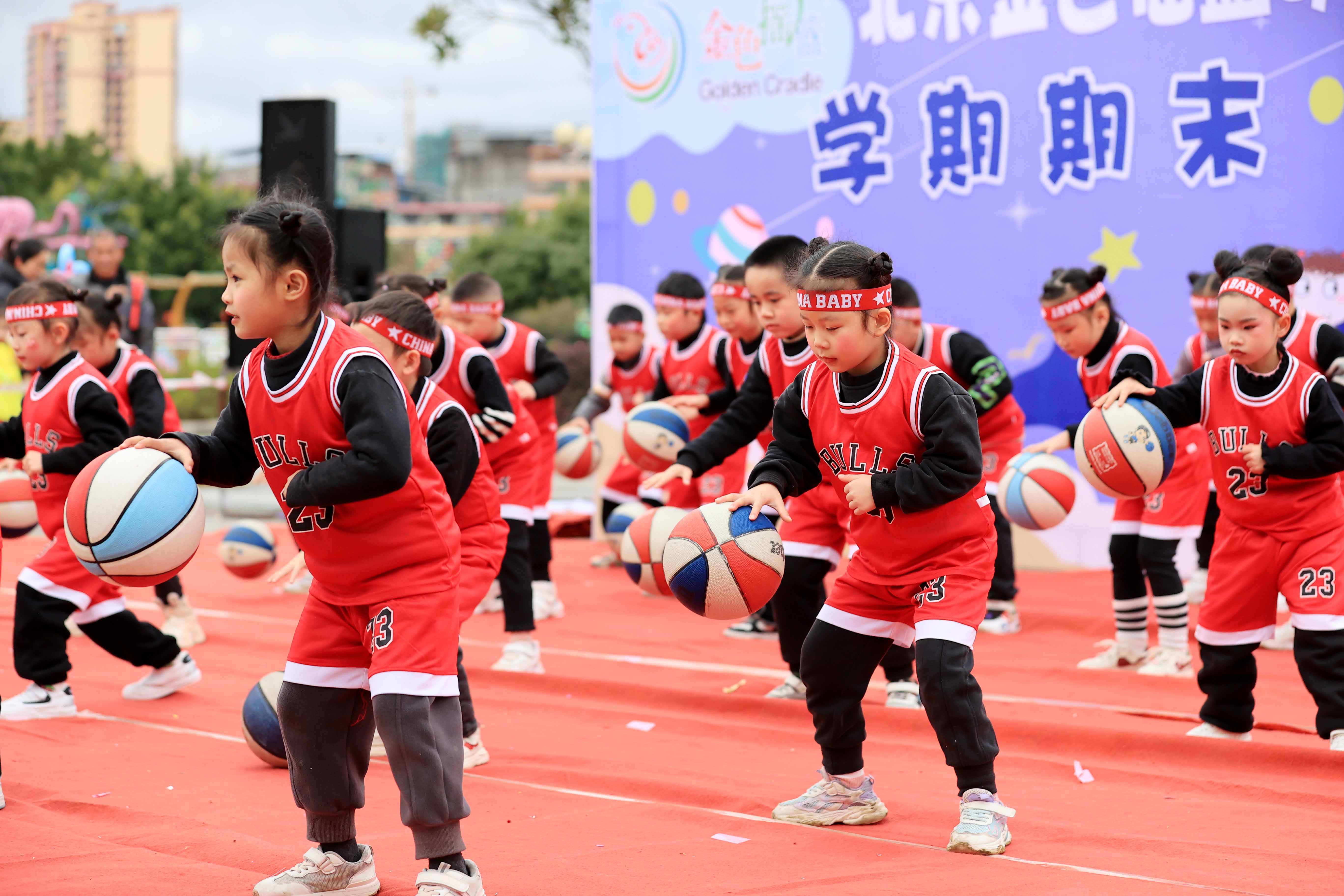 图2：1月20日，在广西柳州市融安县长安广场，小朋友在寒冬里展示篮球操。（谭凯兴 摄）.JPG