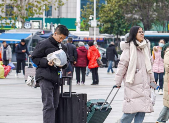 节前售票高峰已至 铁路12306累计发售春运车票6108万张