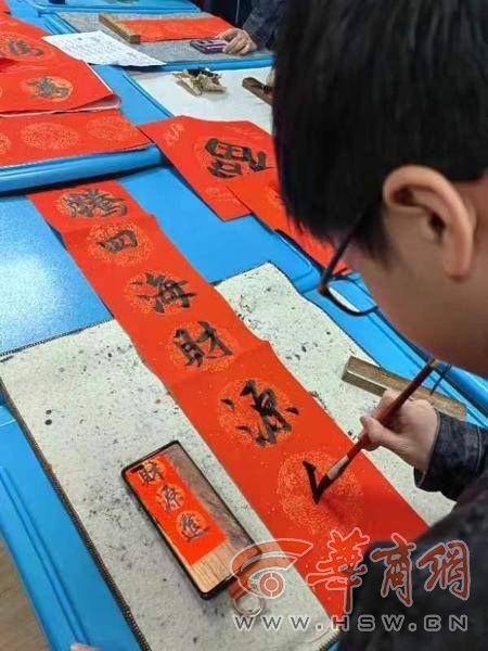 在社区、在街头……都能看到正完成寒假作业的孩子们