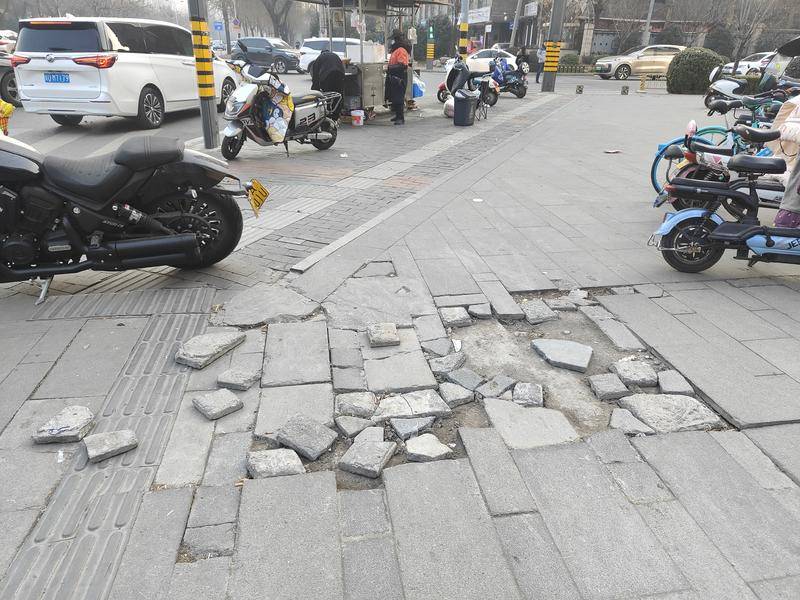 小8跑街|科技六路白沙路口人行道破损严重 影响周边居民出行