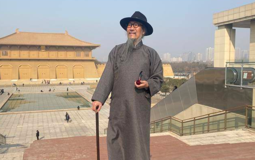73岁“长发”模特儿：希望老年人都能找到自己的“玩”法