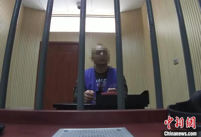 犯罪嫌疑人沈某因涉嫌诈骗罪被警方依法刑事拘留。上海市公安局宝山分局供图