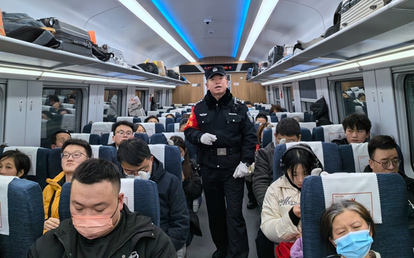 2024春运：西铁乘警为民服务暖人心