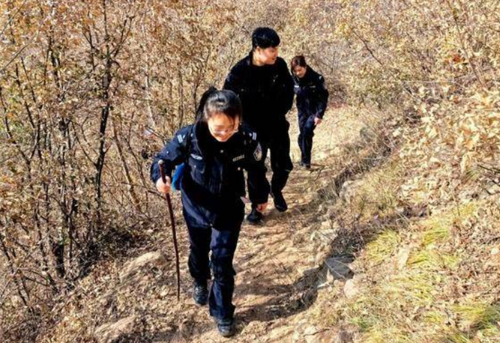 为了兑现承诺 周至县民警翻山越岭“送证上门”