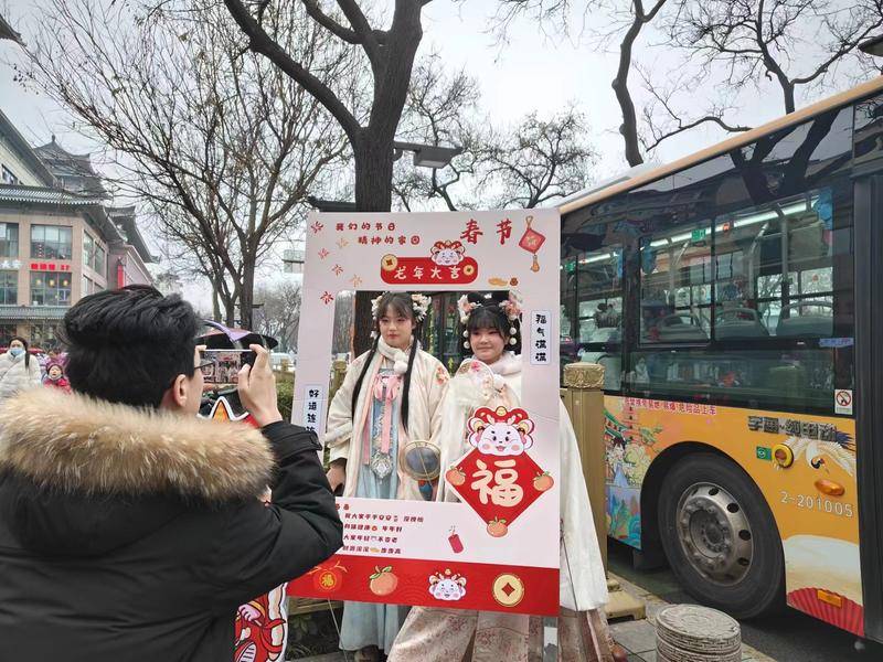 西安公交司机花式变装 邀约“大唐公主”过龘年