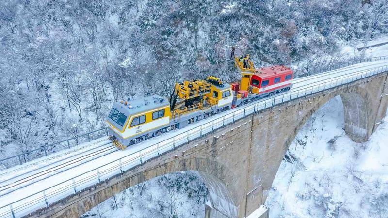春运遇雨雪天气 秦岭“浴”雪巡线忙