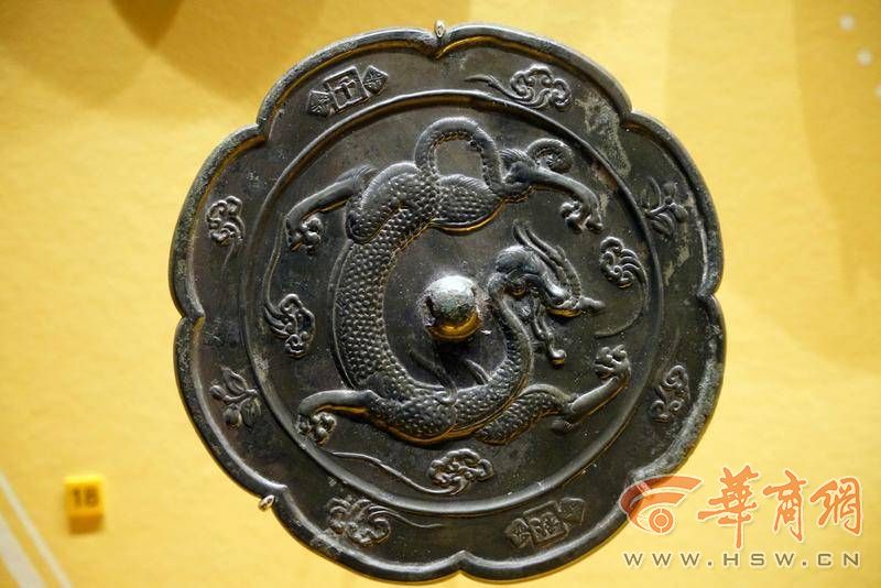 11、唐·“千秋”龙纹铜镜（西安博物院）.jpg