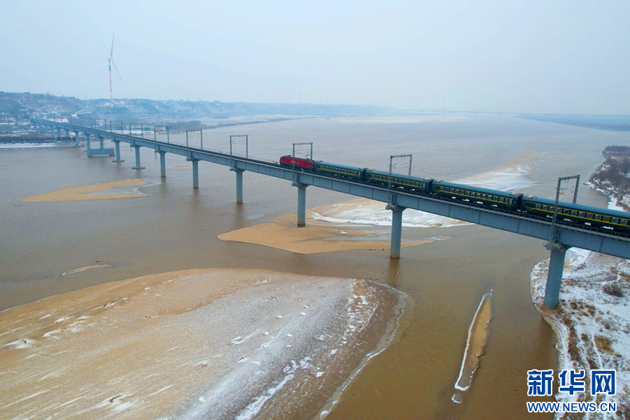 一列火车从陕晋两省交界处的南同蒲铁路黄河桥上经过。新华网发 乔小虎 摄