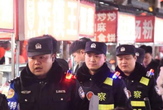 每天18时30分至21时 周至百余民警“步巡+车巡”保平安